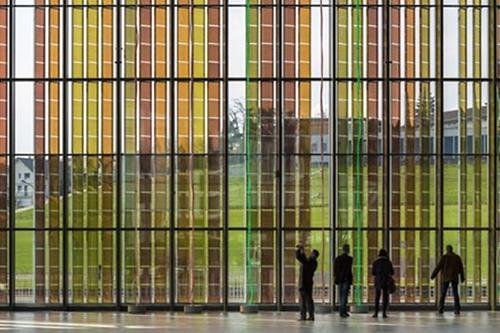 Fassade des SwissTech Convention Centers in Lausanne mit semitransparenter Fassade aus Farbstoffsolarzellen.