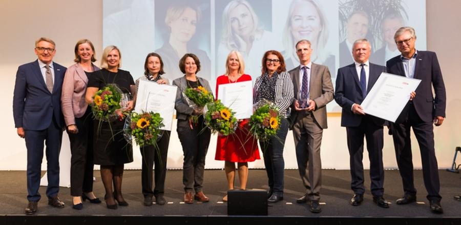 WKO Steiermark Präsident Josef Herk (l.) gratuliert gemeinsam mit Wirtschaftslandesrätin Barbara Eibinger-Miedl (2.v.l.) und WKO Steiermark Direktor Karl-Heinz Dernoscheg (r.) den Preisträgern (v.l.): Verena Ennemoser (Stadt Graz) sowie Elisabeth Hosseini-Schönhofer, Simone Skalicki, Ingeborg Farcher, Brigitte Scherz-Schaar, Wolfgang Wlattnig und Franz Reiterer (alle Land Steiermark).