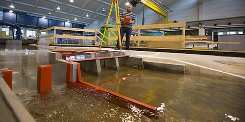 Im Wasserbaulabor der TU Graz werden Flussläufe, Kraftwerke und Dämme im Kleinformat nachgebaut und untersucht.