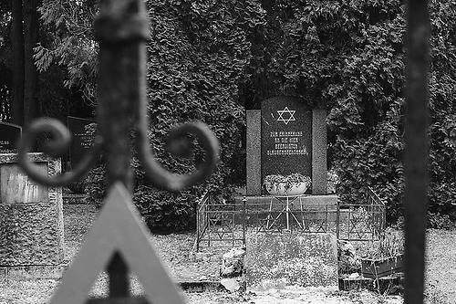 edenkstein für jene, die auf dem jüdischen Friedhof von Judenburg beerdigt wurden. Die Nationalsozialisten haben den Friedhof geschändet und alle Grabsteine entfernt. Einige dieser Grabsteine wurden nach 1945 wieder gefunden.