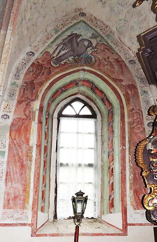 Kirche Hl. Johannes, Fenster mit Fresken umrahmt, Foto: Werner Gobiet