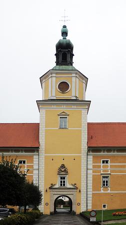 Eingangsturm Vorgebäude