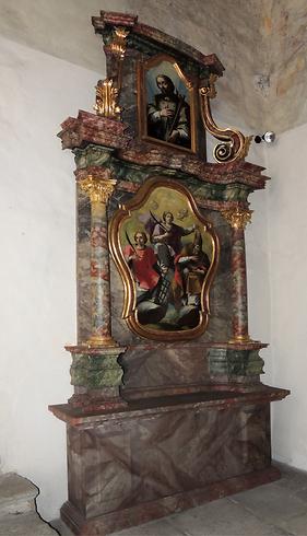Altar im Turmquadrat links: Hll. Laurentius, Ulrich und Stephanus, Oberes Bild: Hl. Johannes Nepomuk