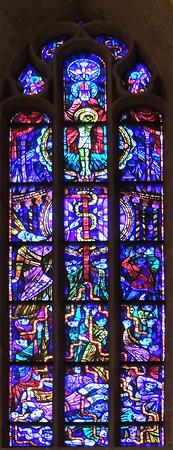 Glasfenster seitlich im Chor 2