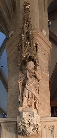 Statue Orgelempore links