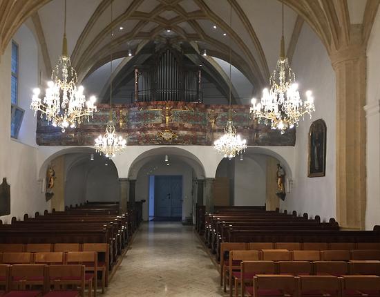 Kirchenraum mit Orgelempore