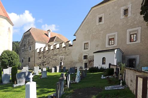 Pfarrhof mit Wehrmauer