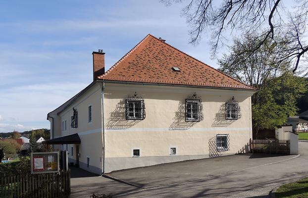 Erbaut Mitte des 18 Jhdt, mit Schmiedeeisernen Fensterkörben