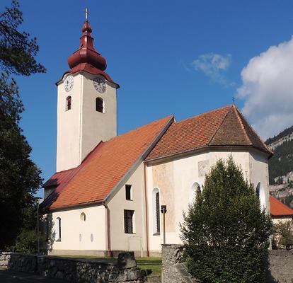 Kirche mit gotischer Haube