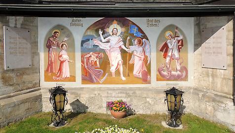 Dreiteiliges Auferstehungsbild an der Außenmauer