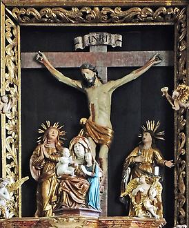 Altkirche Hochaltar Kreuzigungsgruppe. Kreuzigungsgruppe mit Annaselbdritt (hl. Mutter Anna mit Maria und dem Jesuskind) um 1500 von einem Bildhauer aus dem Kloster St. Lambrecht, sehr wertvoll!