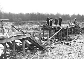 Die von den Sowjets zerstörte Brücke über den Einser-Kanal