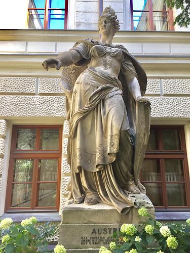 Die Statue der Austria im Innenhof