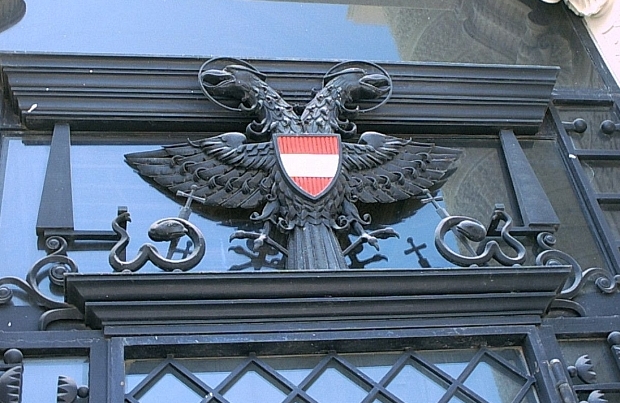 Abb. 29: Wappen des autoritären Ständestaats, über dem Eingang zum Wiener Justizplast - Foto:P: Diem