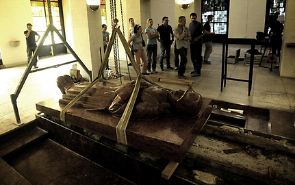 Die Statue gibt die Kapsel frei - Foto: Bundesheer/Roman Icha