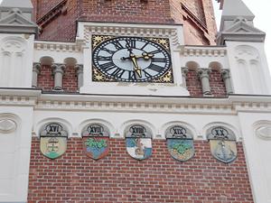 Kirche im Pflegeheim Lainz mit den Wappen der Bezirke 16-20