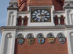 Kirche im Pflegeheim Lainz mit den Wappen der Bezirke 6-10