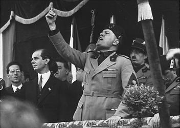 Mussolini in Mailand, Aus: Wikicommons unter CC 