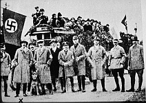 Hakenkreuzfahne 1920 mit Adolf Hitler