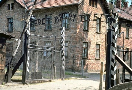 Der Eingang in das Vernichtungslager Auschwitz - 60 km westlich von Krakau nahe der polnischen Kleinstadt Oświęcim.