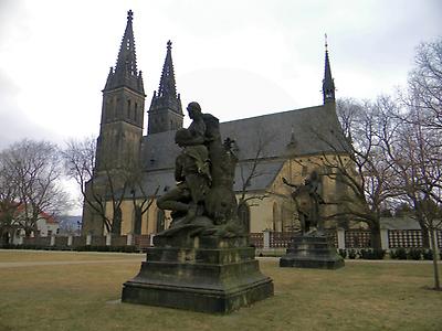 Eines der vier Denkmäler neben der Kathedrale (mit Klick vergrößern!) © P. Diem