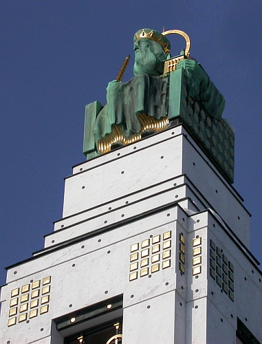 Die Figur des hl. Leopold mit Fahne und Kirchenmodell