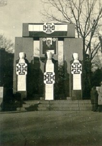 13. 2. 1934: Das Republikdenkmal am Ring ist durch Kruckenkreuzfahnen verhüllt