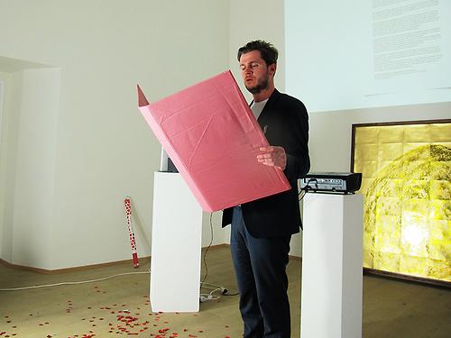 Milan Mijalkovic bringt eine Performance zum Thema Demokratie, anschließende Debatte erwünscht, was ja gut zum aktuellen Zustand Europas paßt. – (Photo: Martin Krusche)