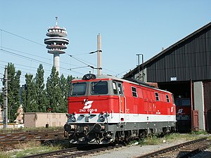 2143 036 vor der Lokremise in Wien Ostbahnhof (2003)