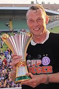 Trainer Karl Daxbacher mit dem Pokal