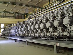 In den beiden horizontalen Röhren sind die beiden Sammelschienen für je drei mal 110 kV untergebracht. Die Elemente jeweils in der Mitte sind Trenner.