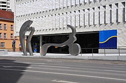 Haus und BankSkulpturenpaar vor der HYPO NOE