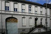 Haus von Danwitz, Anrath, mit Wappen über dem Eingang.