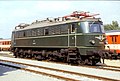 ÖBB 1018.05 in Tan­nen­grün mit Flü­gel­rad (Wien Nord; 1987)