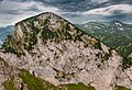 Frauenmauergipfel von Osten; re. unten Osteingang der Höhle