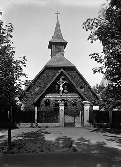 Außenansicht der alten Holzkirche im Jahr 1934