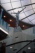 Skulptur mit Lichtbogen im Haas-Haus 1991