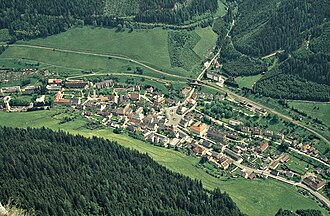 Blick vom Fahnenköpfl – einem Vorgipfel der Vordernbergermauer – auf Vordernberg