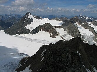 Schrankogel (links) von der Ruderhofspitze gesehen, die früher vollständig verfirnte Nordflanke apert zunehmend aus