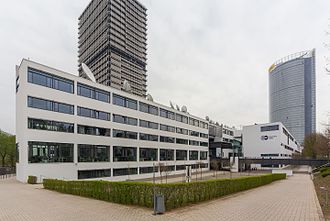 Beim Rheinhochwasser 1993 schwamm der im Rohbau befindliche Schürmann-Bau (im Vordergrund) im gestiegenen Grundwasser auf, das Gebäude hob sich stellenweise bis zu 70 Zentimeter.