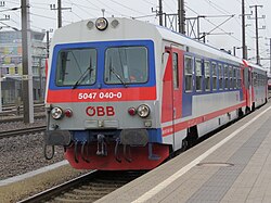 ÖBB 5047 040 in achatgrau/ultramarinblau/verkehrsrot mit der neuen ÖBB-Wortmarke