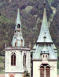 Links der Turm der Pfarrkirche, rechts der Friedhofsturm