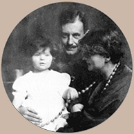 Manon Gropius mit ihren Eltern Alma Mahler und Walter Gropius (1918)