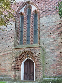 Stadtkirche in Bad Sülze, Mecklenburg, 3. Viertel 13.&nbsp;Jh., Drei­fenster­gruppe mit Über­fangbogen