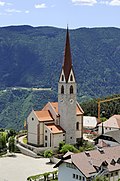 Pfarrkirche St. Luzia mit Friedhofskapelle und Friedhof in Unterinn