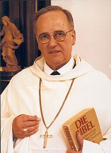 Abt Gregor in der Kukulle mit der Bibel in der Hand im Jahr 2006