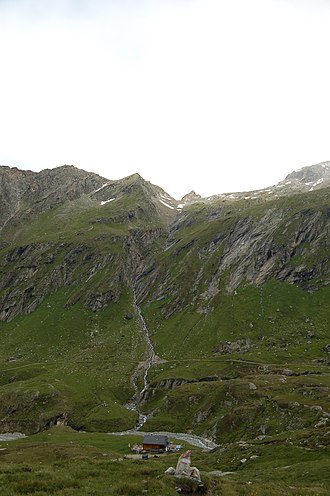 Der Niklaskogel von Osten (linker Bildrand) mit dem Türml (Bildmitte) und dem Türmljoch. Unterhalb der Aderkammbach und die Johannishütte