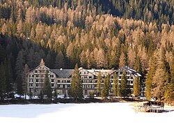 Hotel Pragser Wildsee mit Marienkapelle