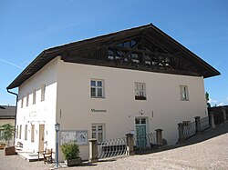 Altes Volksschulgebäude