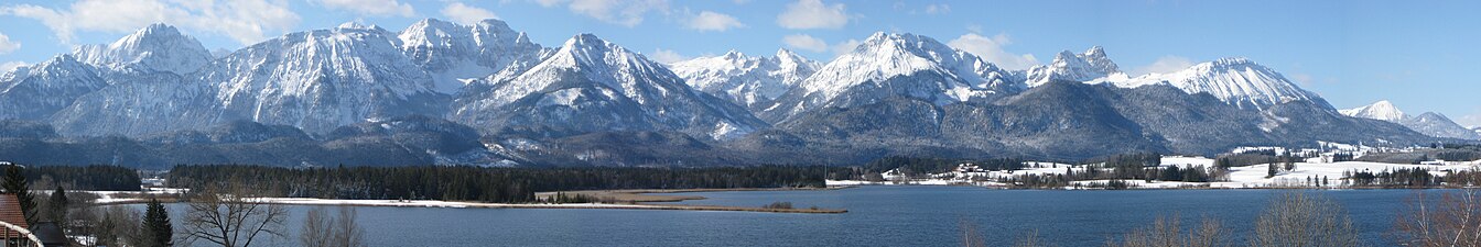 Die Tannheimer Berge von Norden, mit dem Falkensteinkamm und dem Hopfensee im Vordergrund